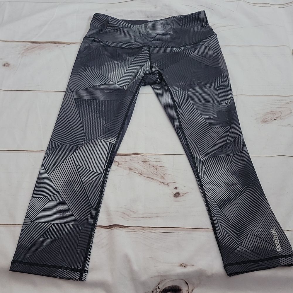 𝅺REEBOK Black and Gray Scale Art like Capris in a size XS or Extra Small